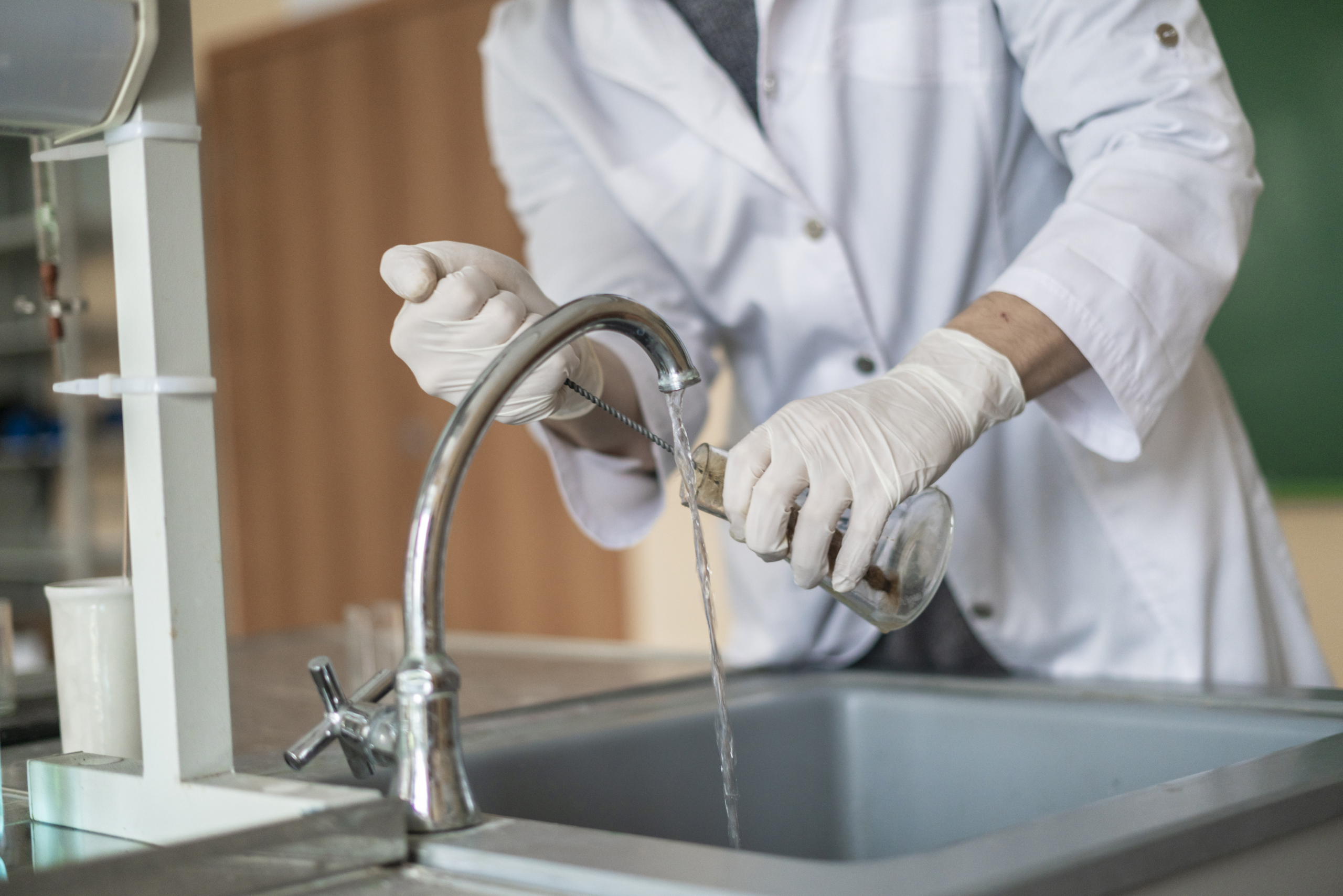 Микроснимка на замърсена вода