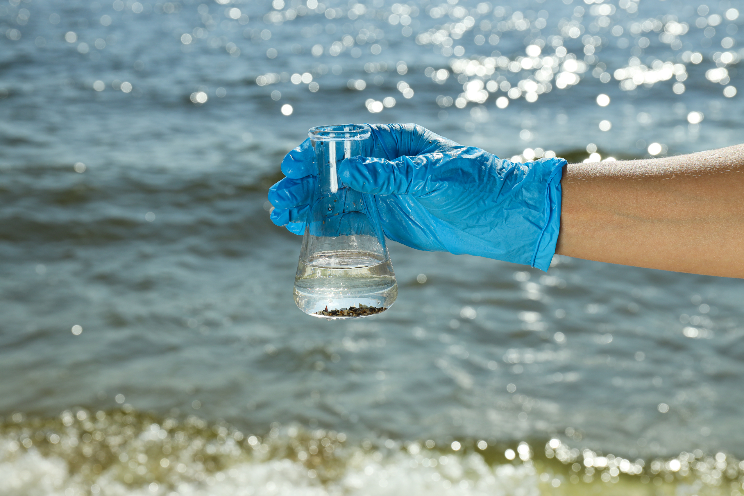 Микроснимка на замърсена вода